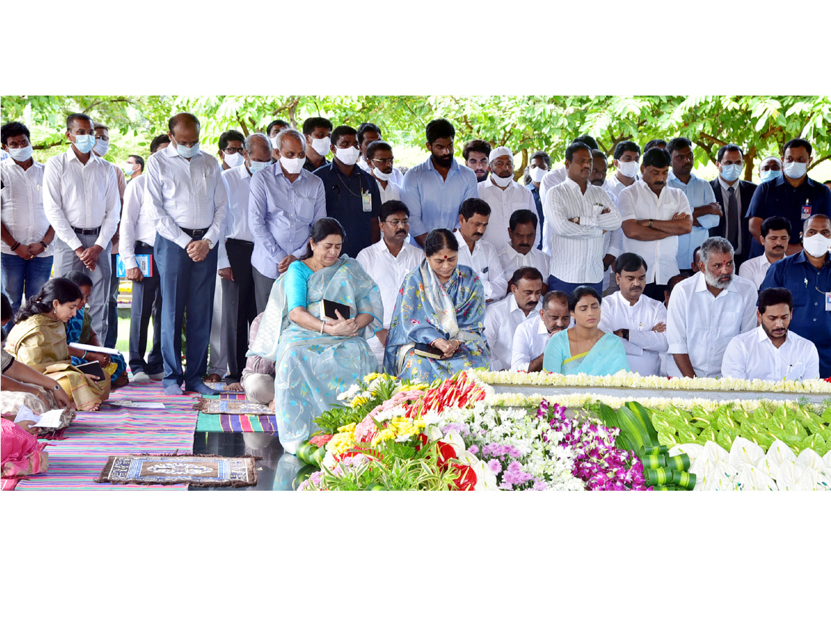 CM YS Jagan & His Family Pays Tribute To Dr YSR at YSR Ghat - Sakshi18