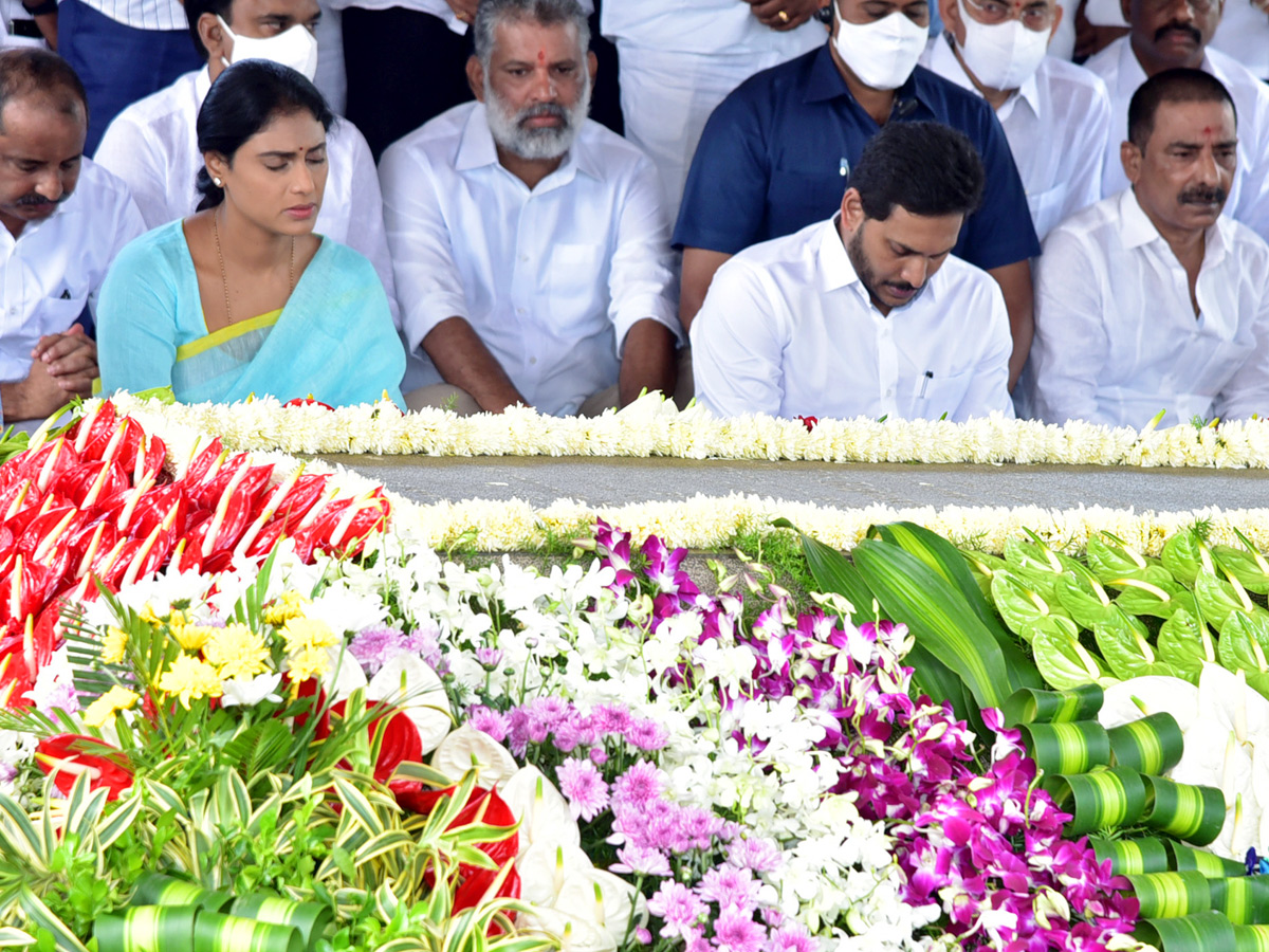 CM YS Jagan & His Family Pays Tribute To Dr YSR at YSR Ghat - Sakshi19