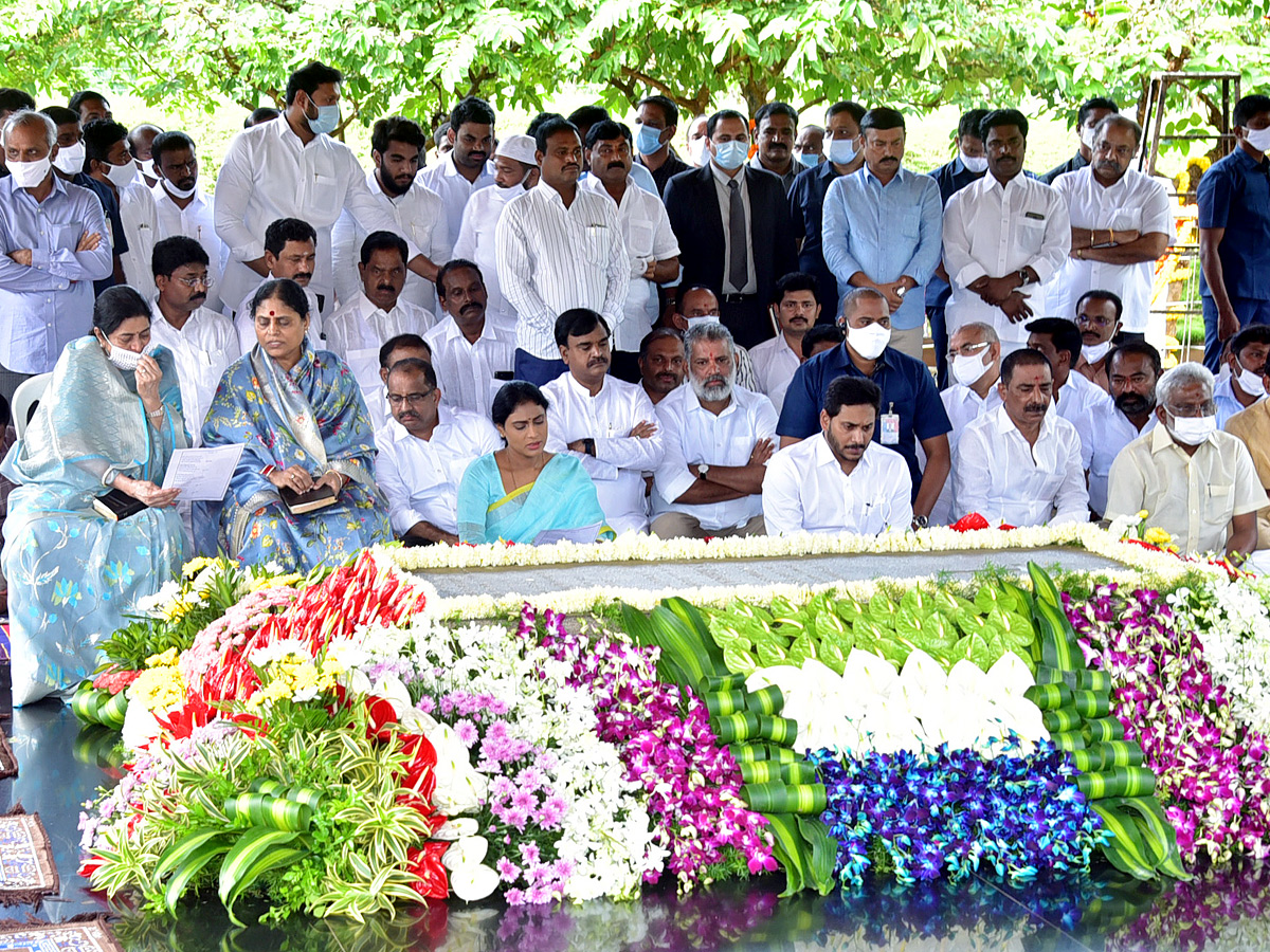 CM YS Jagan & His Family Pays Tribute To Dr YSR at YSR Ghat - Sakshi20