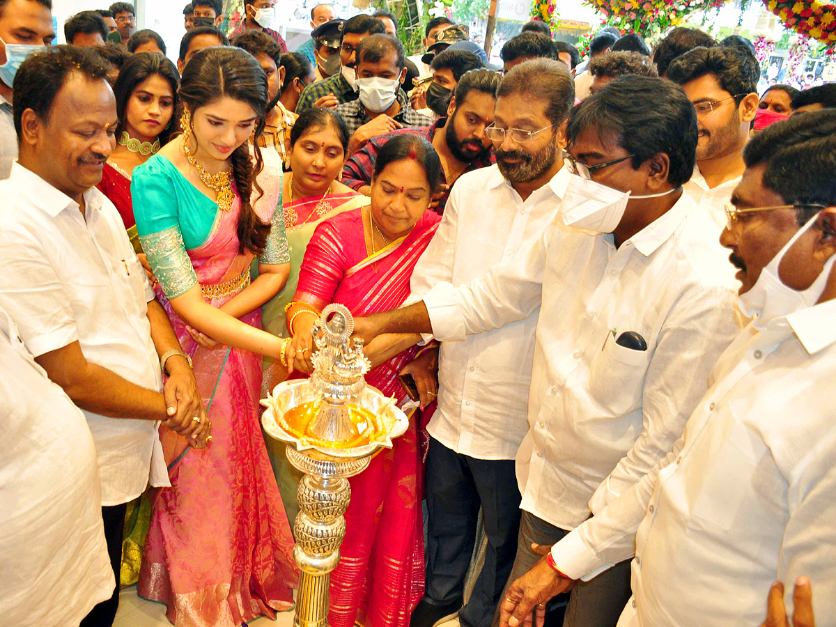 Krithi Shetty Inaugurates South indian Shopping Mall at Khammam Photo Gallery - Sakshi2