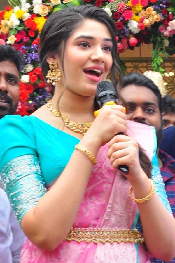 Krithi Shetty Inaugurates South indian Shopping Mall at Khammam Photo Gallery - Sakshi11