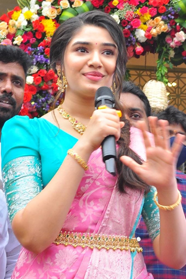 Krithi Shetty Inaugurates South indian Shopping Mall at Khammam Photo Gallery - Sakshi12