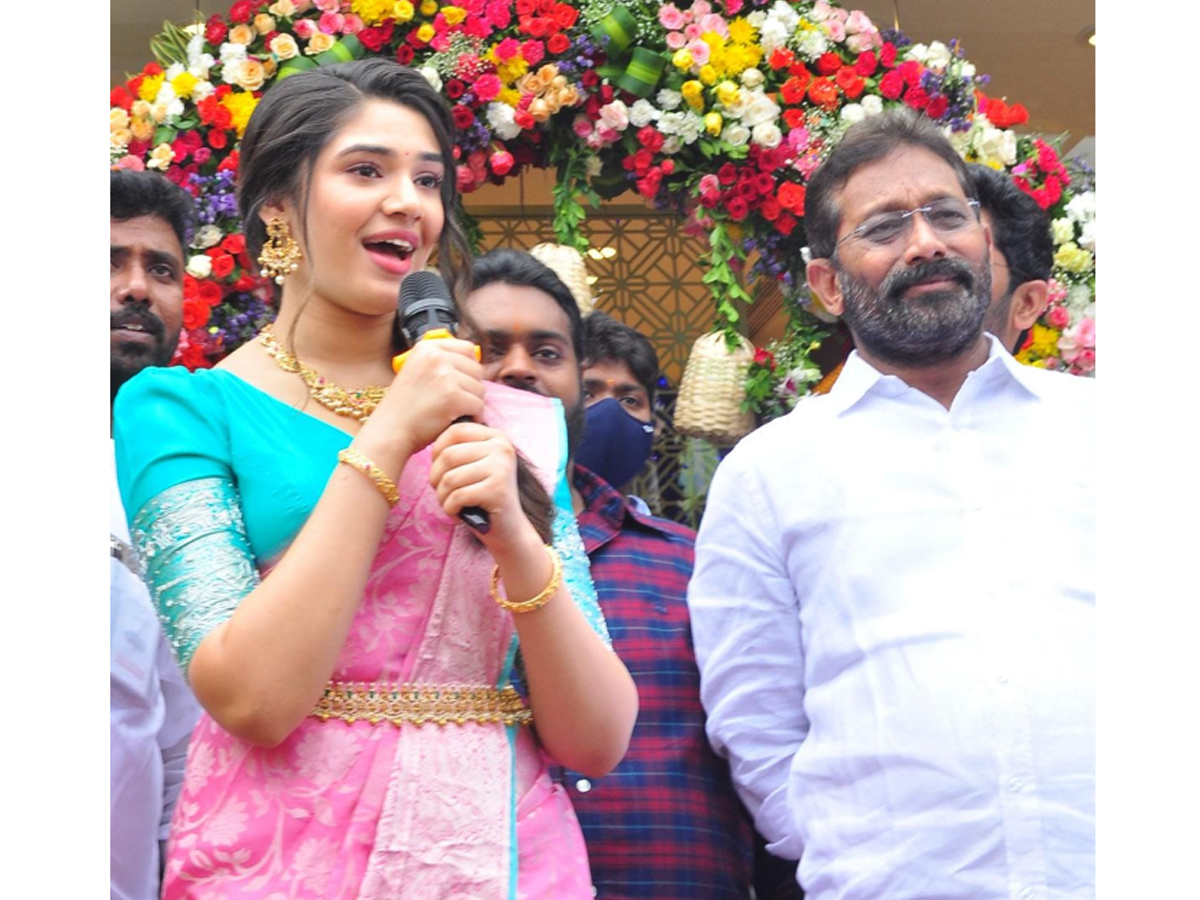 Krithi Shetty Inaugurates South indian Shopping Mall at Khammam Photo Gallery - Sakshi13