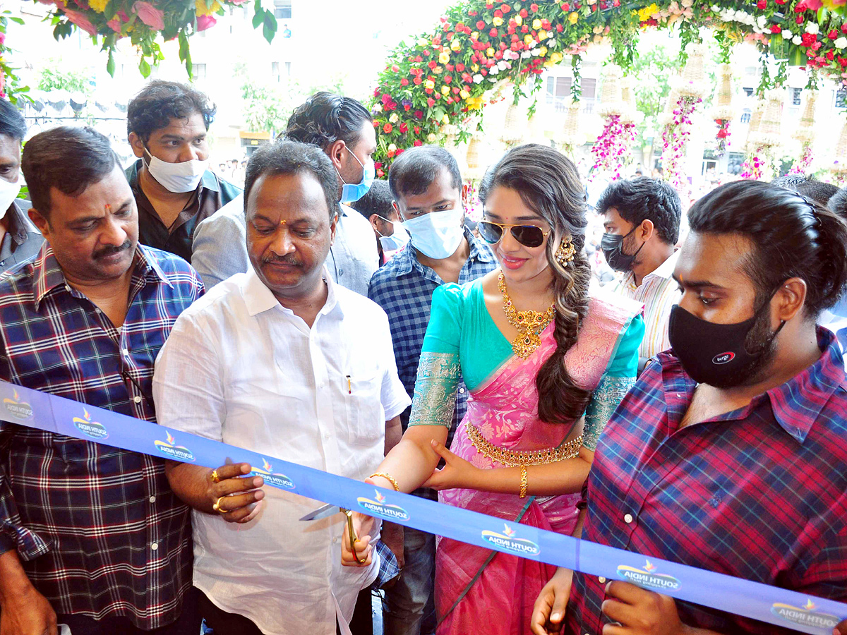 Krithi Shetty Inaugurates South indian Shopping Mall at Khammam Photo Gallery - Sakshi3