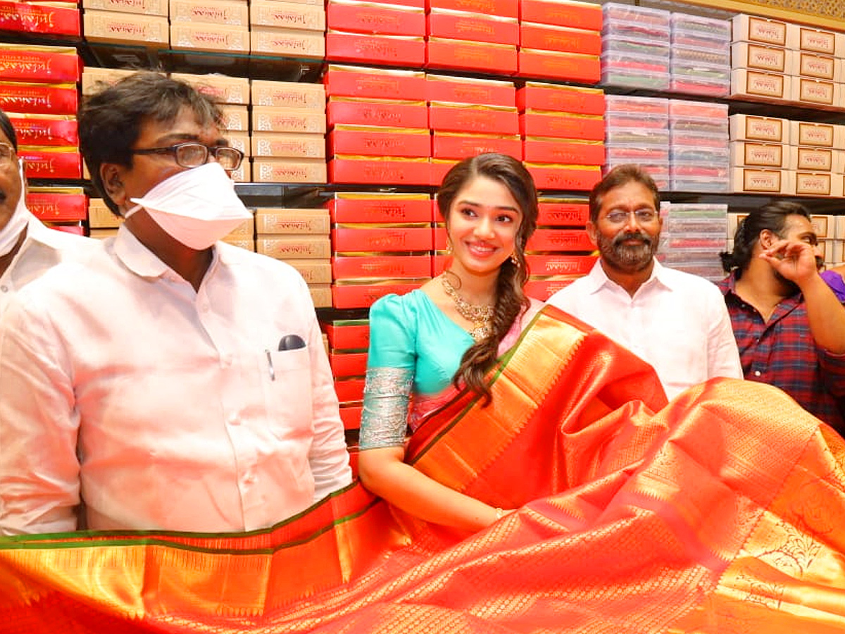 Krithi Shetty Inaugurates South indian Shopping Mall at Khammam Photo Gallery - Sakshi4