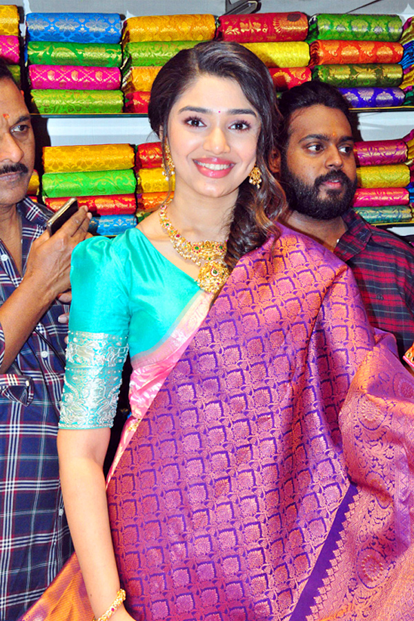 Krithi Shetty Inaugurates South indian Shopping Mall at Khammam Photo Gallery - Sakshi6