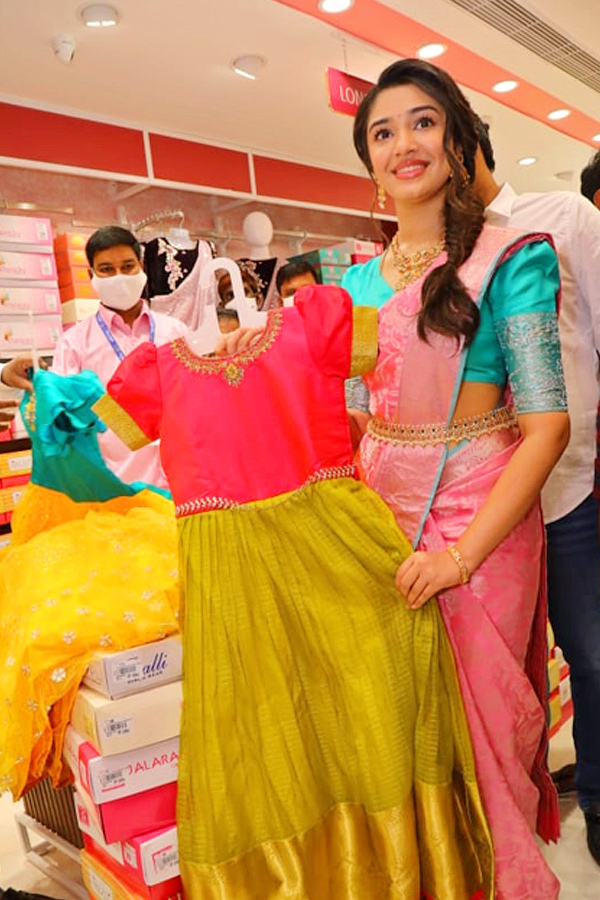 Krithi Shetty Inaugurates South indian Shopping Mall at Khammam Photo Gallery - Sakshi7