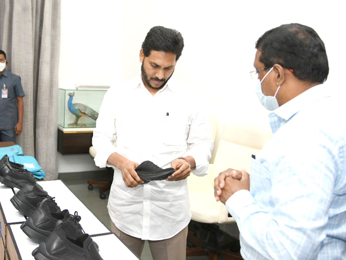 CM YS Jagan inspected Quality School Bags and Shoes Photos - Sakshi5