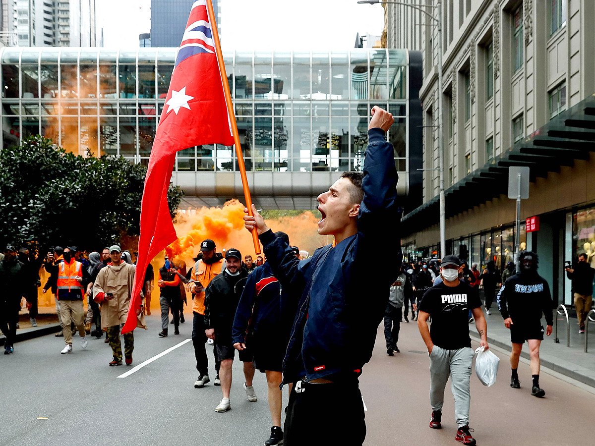 Protesters against vaccine mandate in Melbourne clash with police - Sakshi1