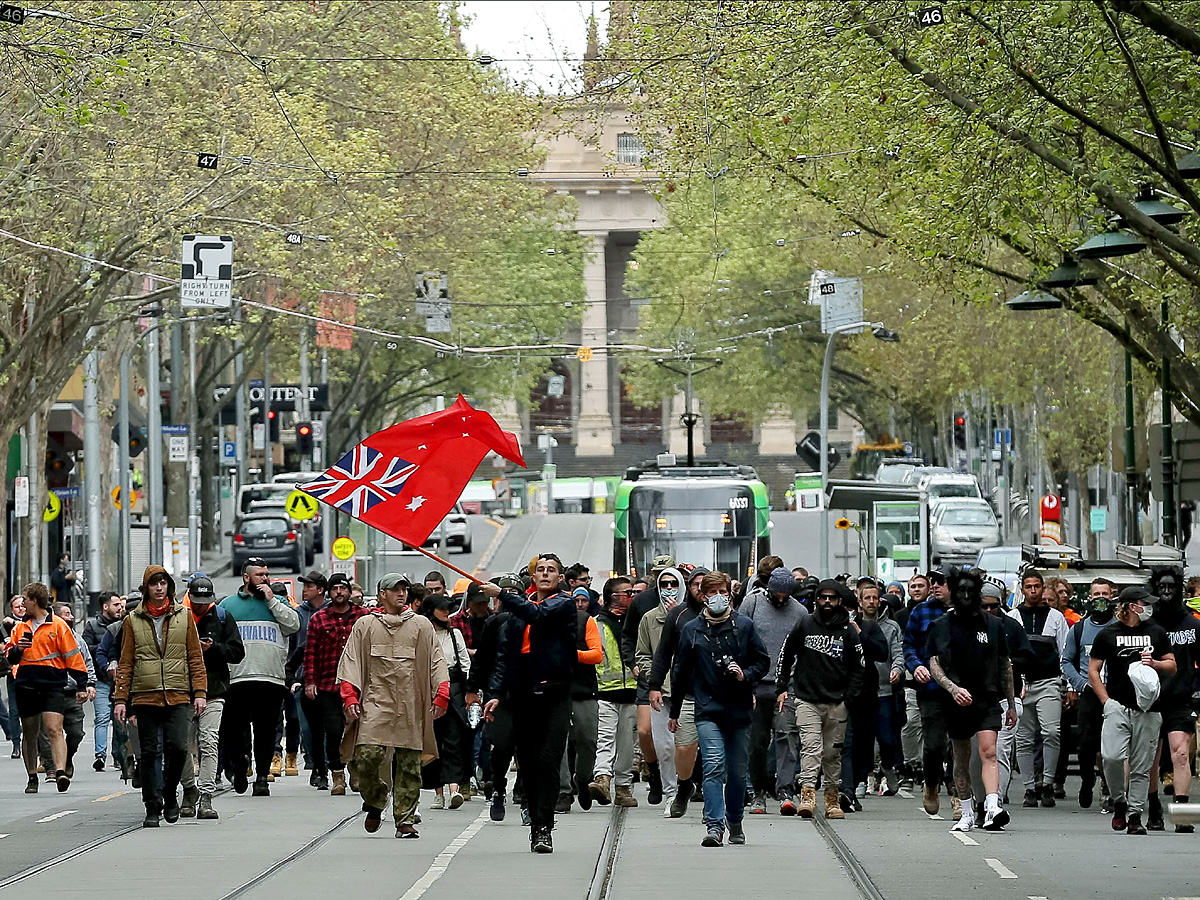 Protesters against vaccine mandate in Melbourne clash with police - Sakshi2