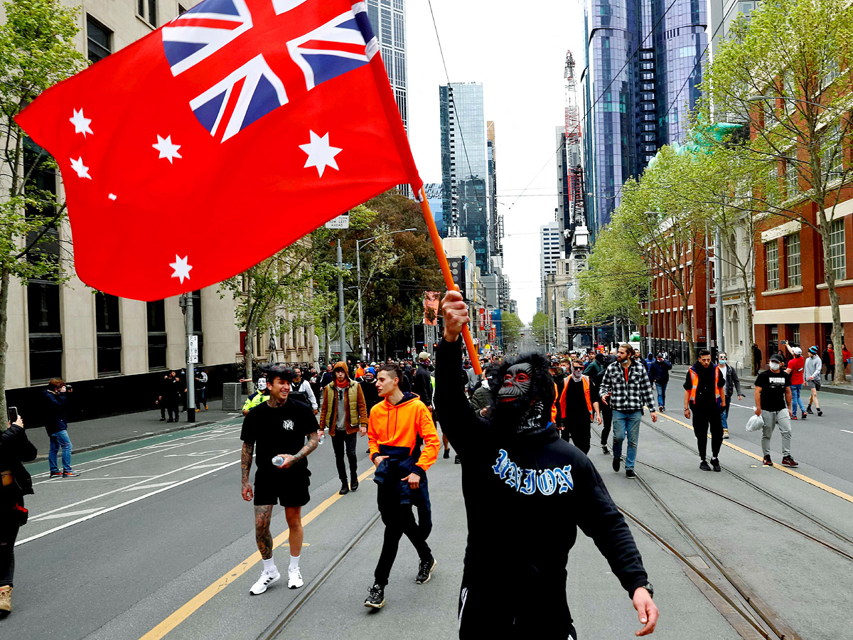 Protesters against vaccine mandate in Melbourne clash with police - Sakshi3