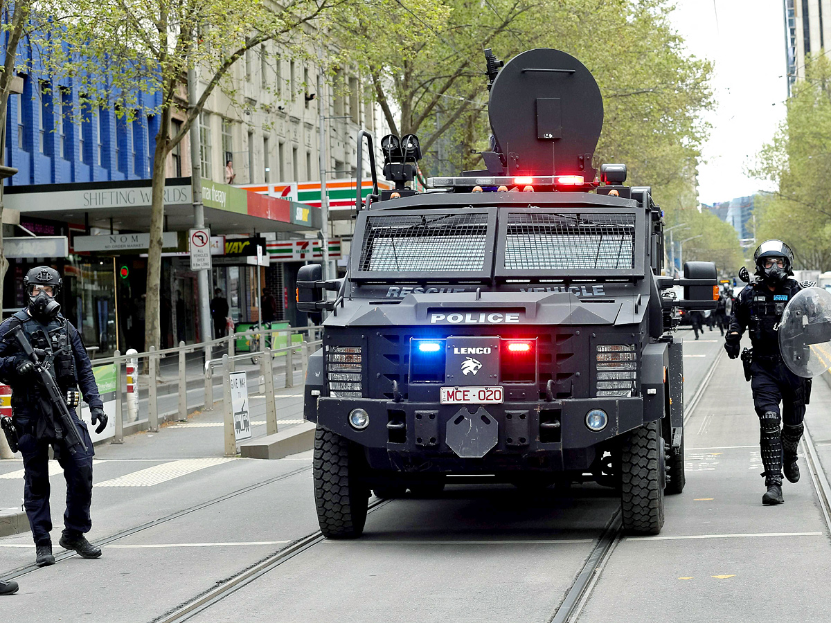 Protesters against vaccine mandate in Melbourne clash with police - Sakshi4