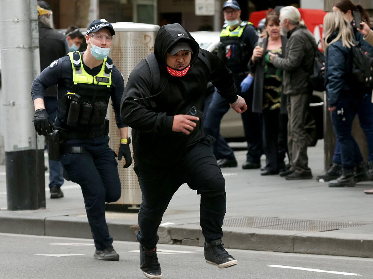 Protesters against vaccine mandate in Melbourne clash with police - Sakshi6