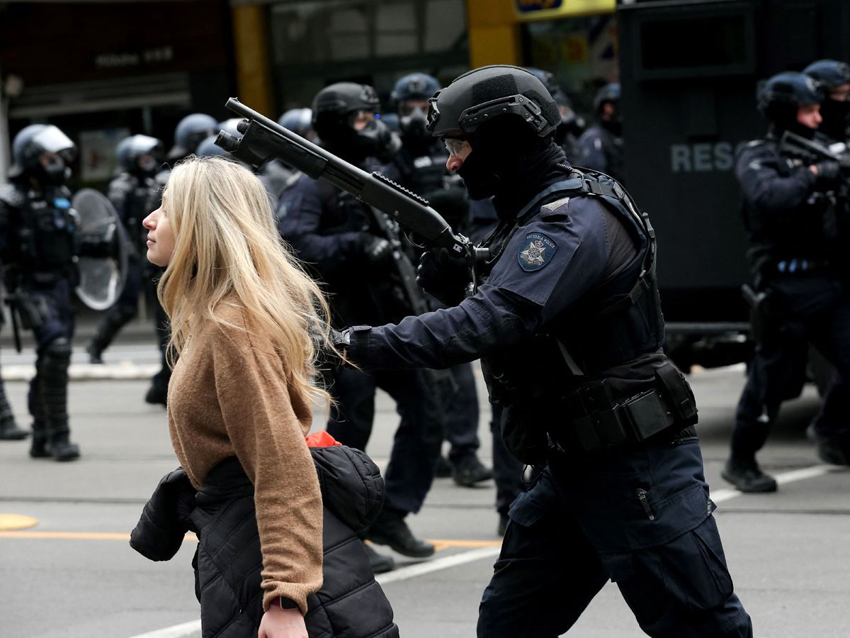 Protesters against vaccine mandate in Melbourne clash with police - Sakshi7