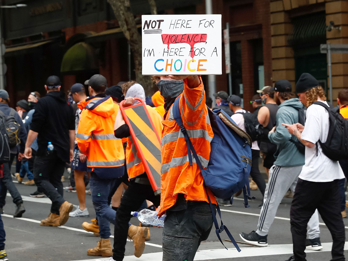 Protesters against vaccine mandate in Melbourne clash with police - Sakshi16