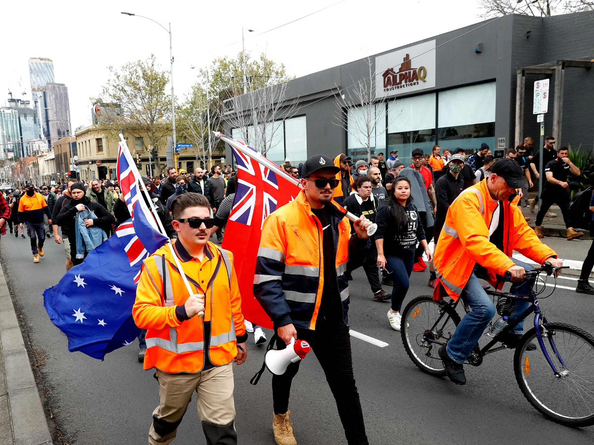 Protesters against vaccine mandate in Melbourne clash with police - Sakshi18