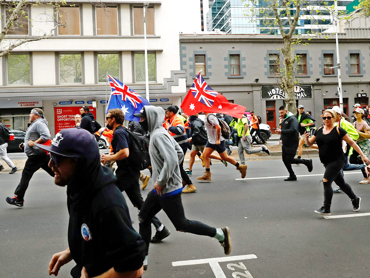 Protesters against vaccine mandate in Melbourne clash with police - Sakshi20