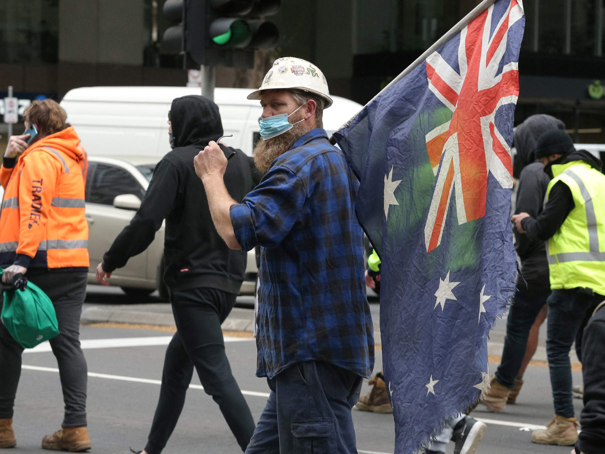 Protesters against vaccine mandate in Melbourne clash with police - Sakshi21