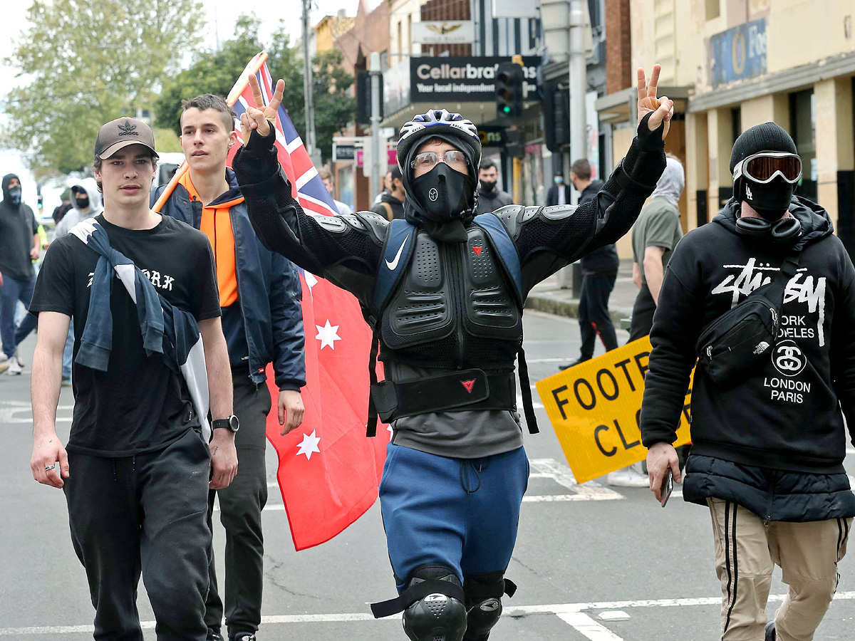 Protesters against vaccine mandate in Melbourne clash with police - Sakshi22