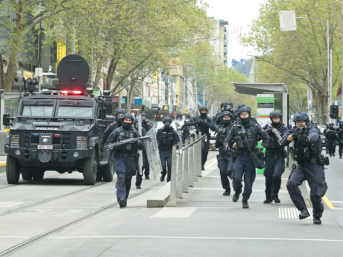 Protesters against vaccine mandate in Melbourne clash with police - Sakshi23