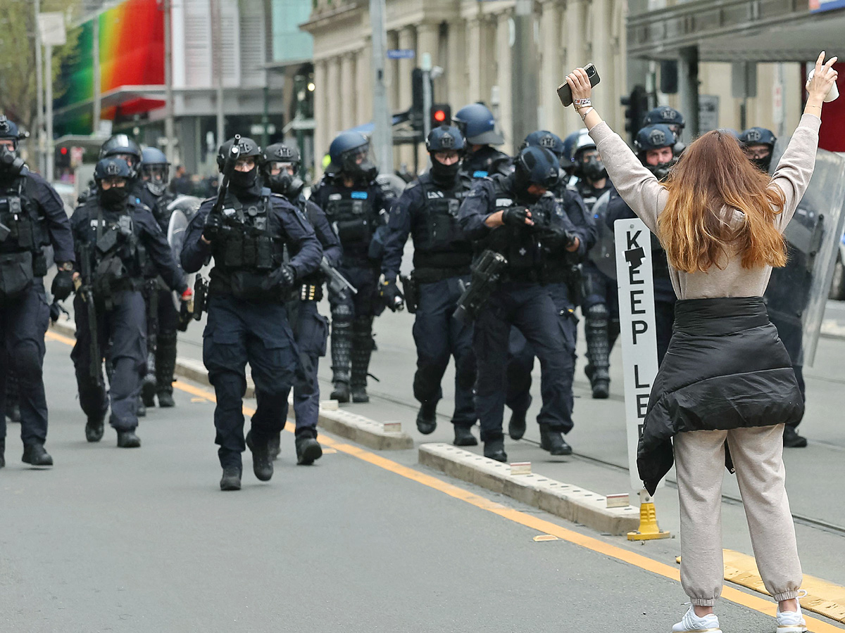 Protesters against vaccine mandate in Melbourne clash with police - Sakshi24