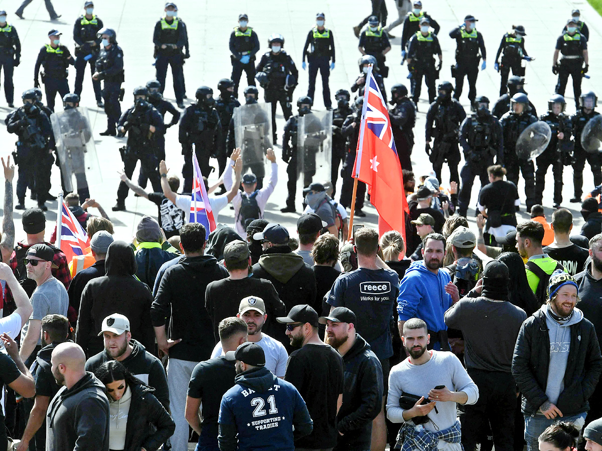 Protesters against vaccine mandate in Melbourne clash with police - Sakshi25