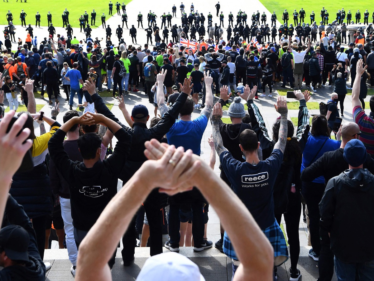 Protesters against vaccine mandate in Melbourne clash with police - Sakshi26