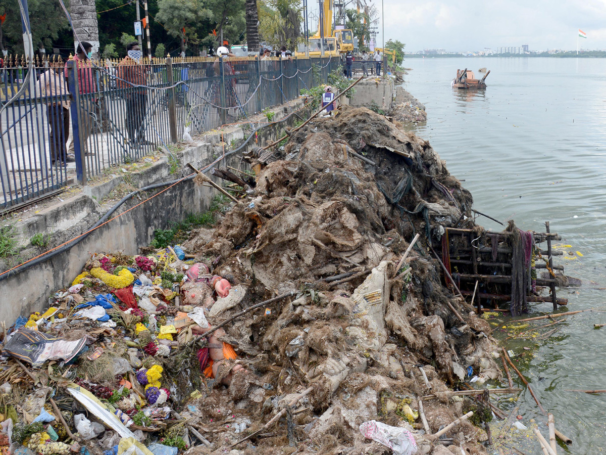 Cleaning Process Of Ganesh Idols In Hussain Sagar  - Sakshi1