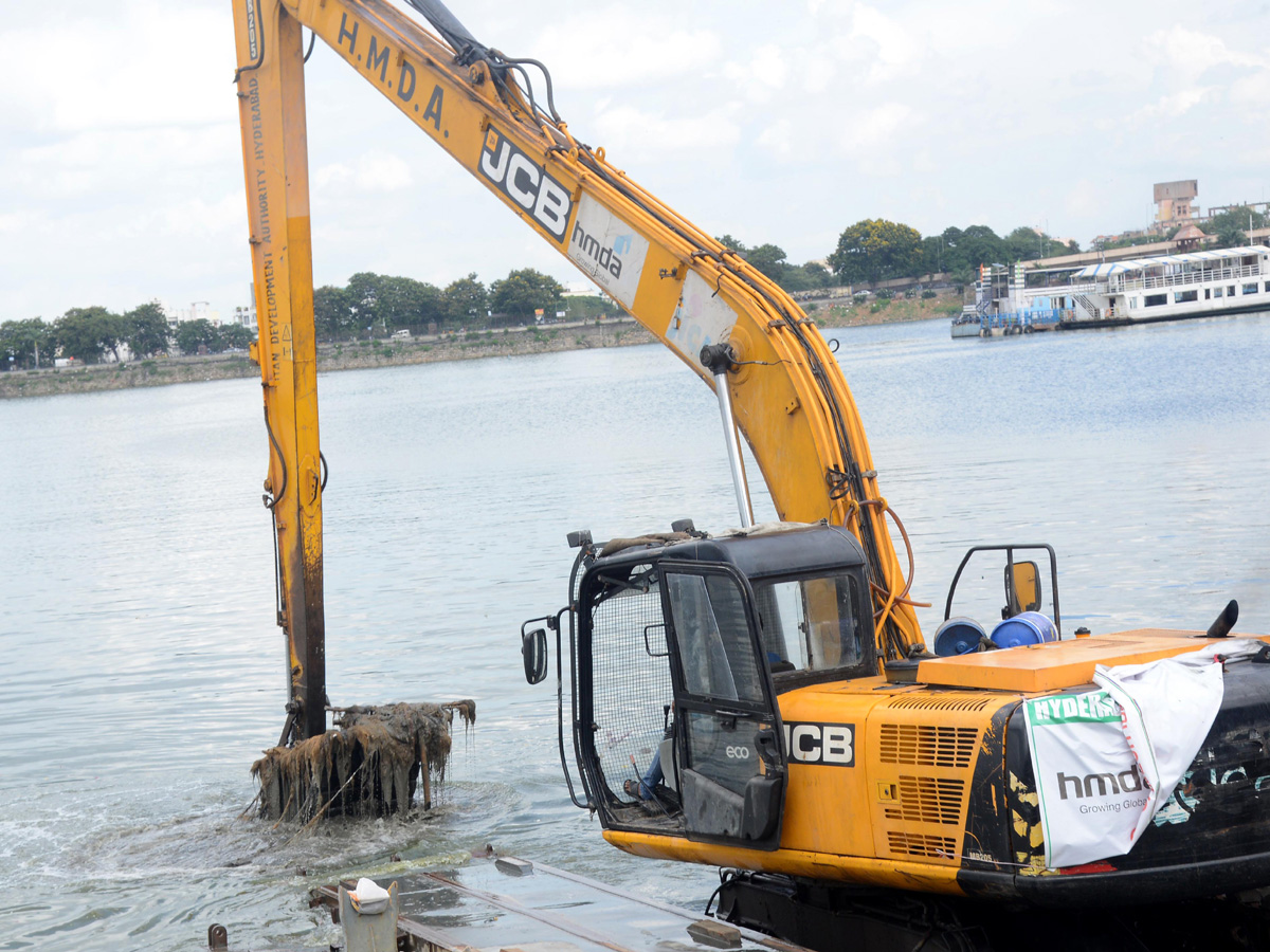 Cleaning Process Of Ganesh Idols In Hussain Sagar  - Sakshi2