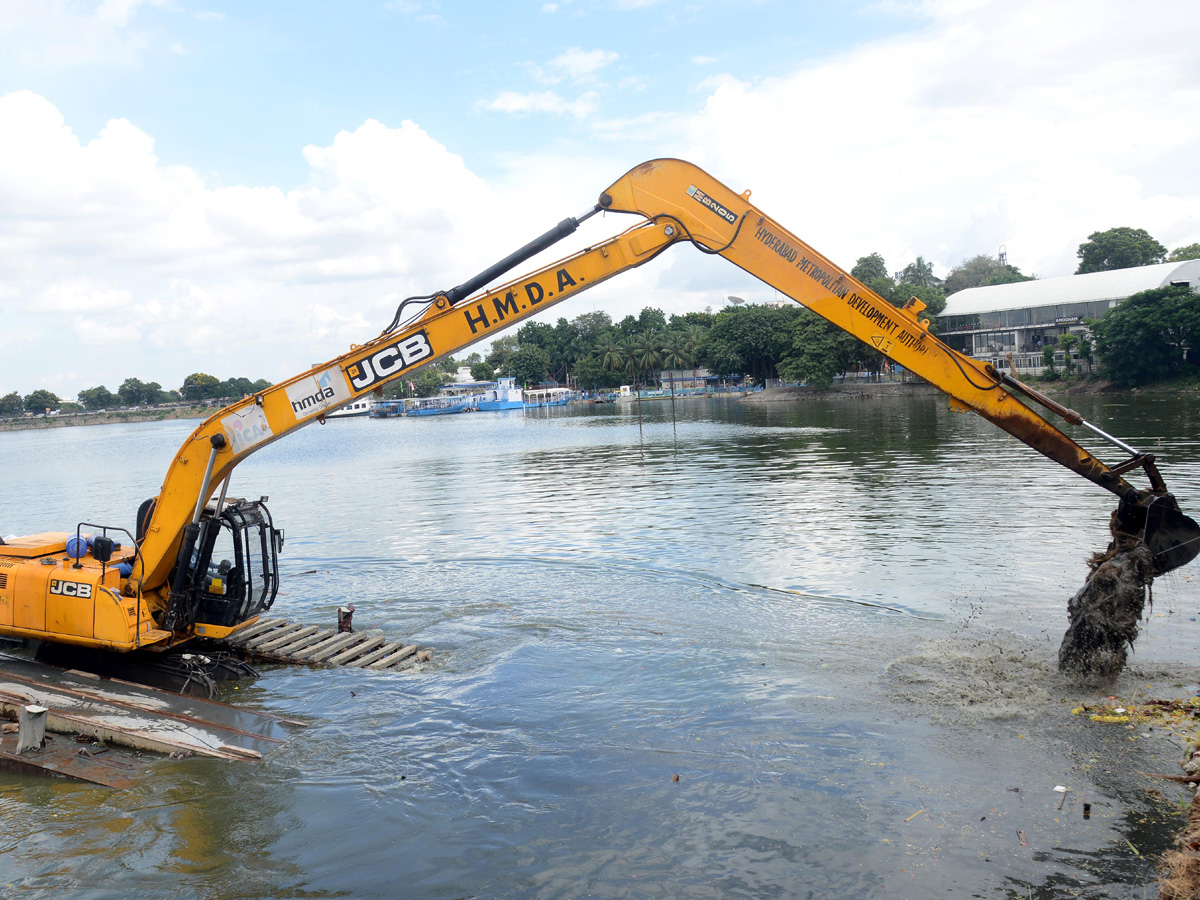 Cleaning Process Of Ganesh Idols In Hussain Sagar  - Sakshi3