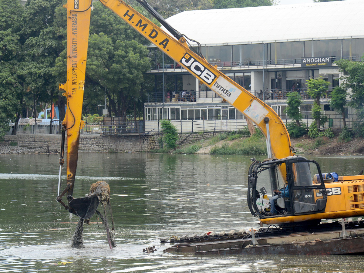 Cleaning Process Of Ganesh Idols In Hussain Sagar  - Sakshi4