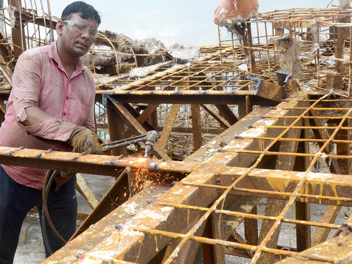 Cleaning Process Of Ganesh Idols In Hussain Sagar  - Sakshi6