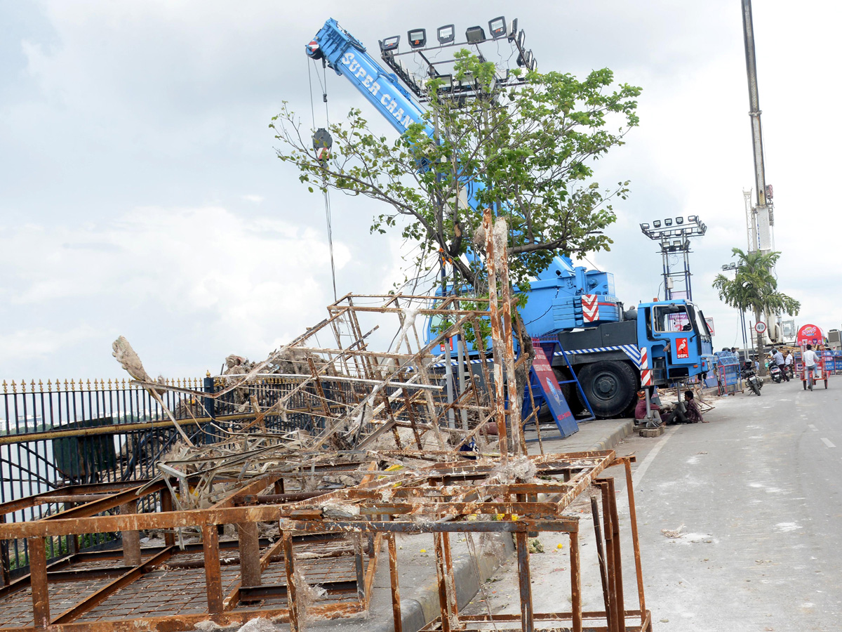 Cleaning Process Of Ganesh Idols In Hussain Sagar  - Sakshi12