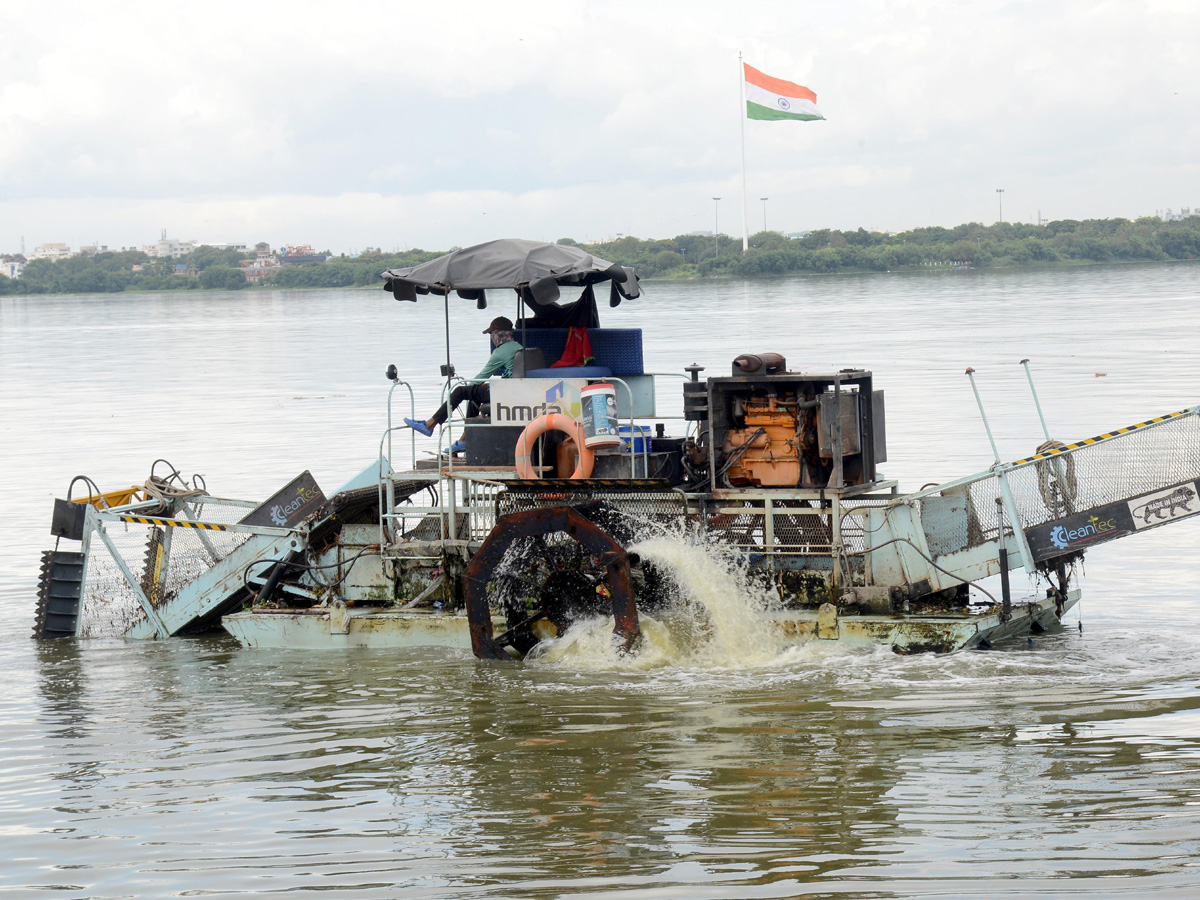 Cleaning Process Of Ganesh Idols In Hussain Sagar  - Sakshi13