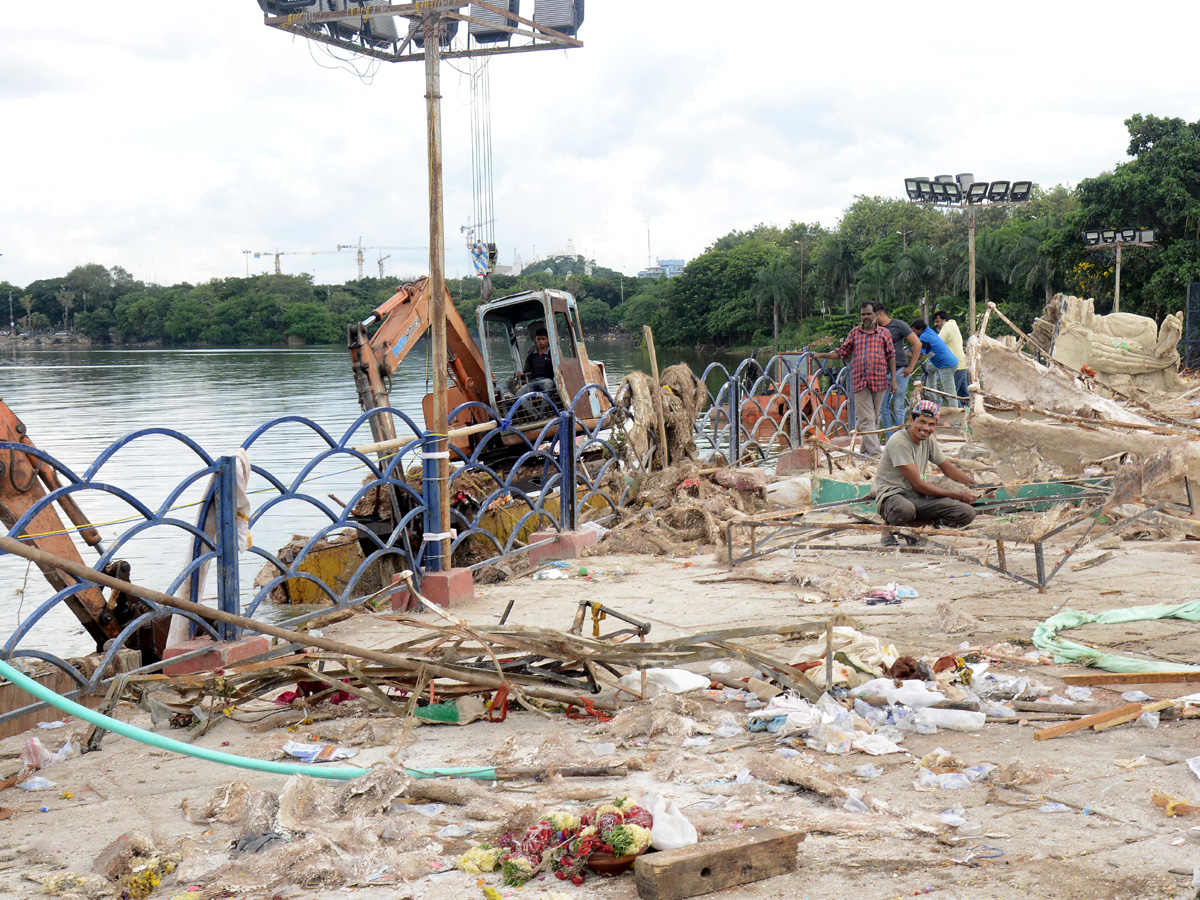 Cleaning Process Of Ganesh Idols In Hussain Sagar  - Sakshi15