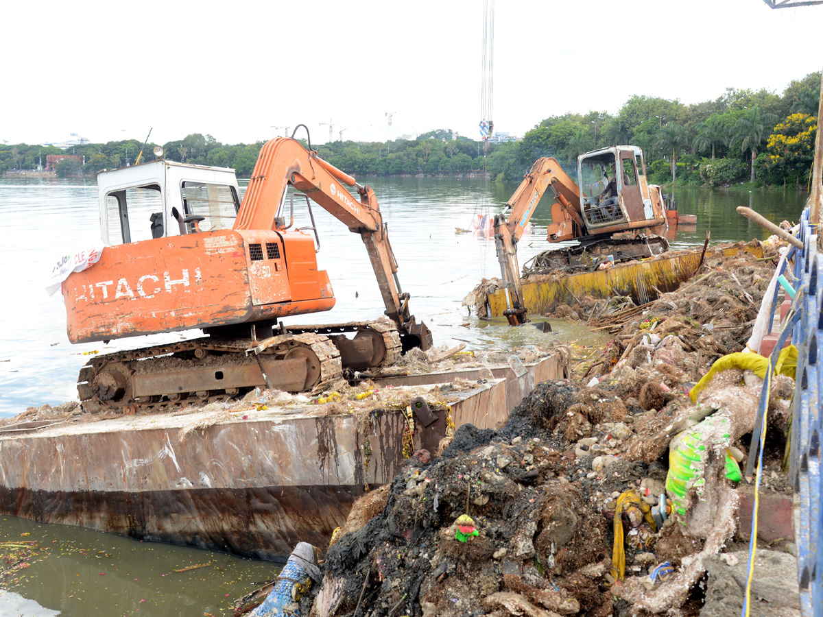 Cleaning Process Of Ganesh Idols In Hussain Sagar  - Sakshi16