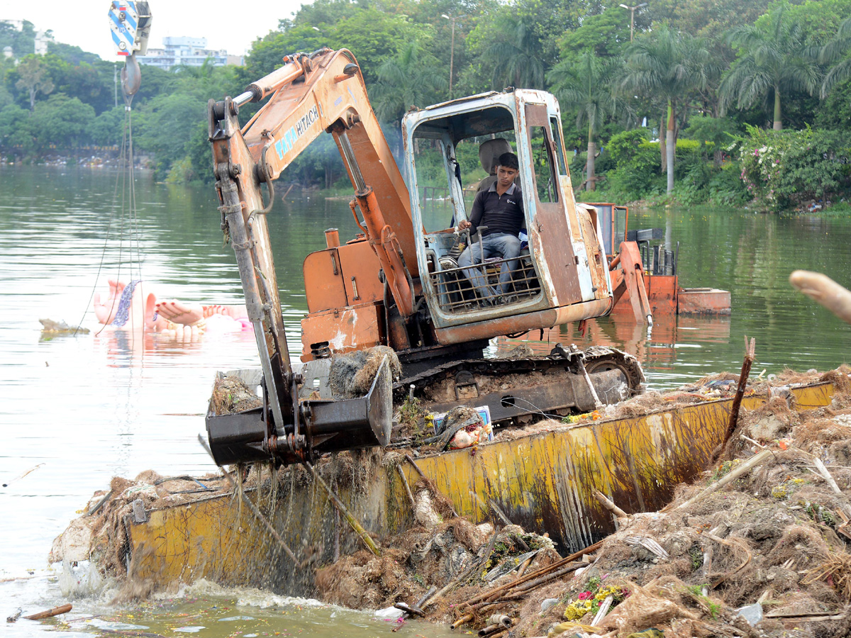 Cleaning Process Of Ganesh Idols In Hussain Sagar  - Sakshi17