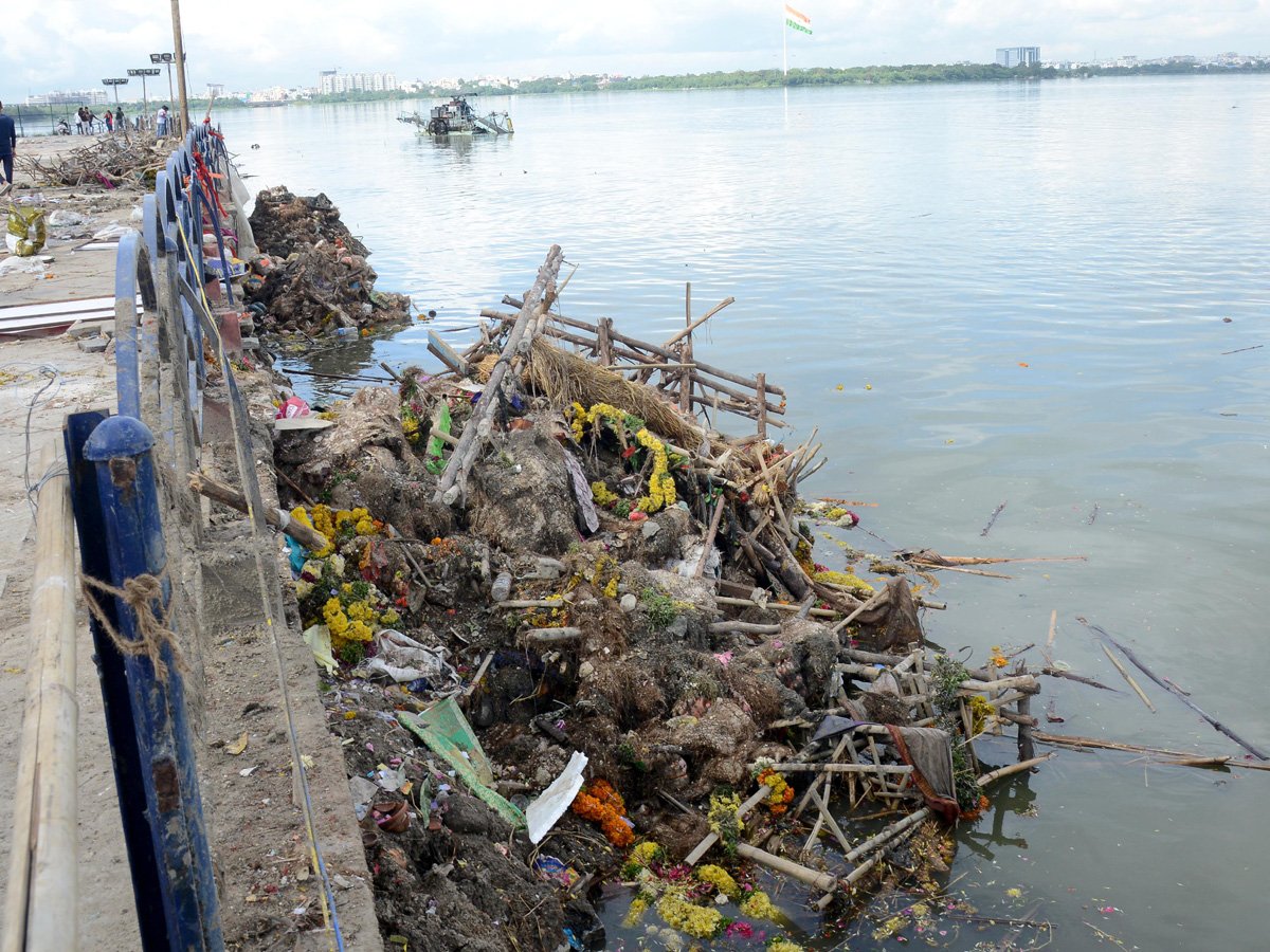 Cleaning Process Of Ganesh Idols In Hussain Sagar  - Sakshi18