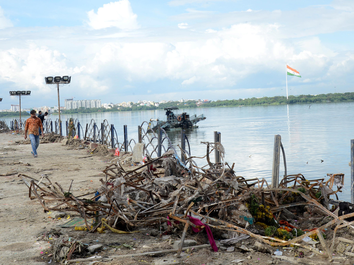 Cleaning Process Of Ganesh Idols In Hussain Sagar  - Sakshi19