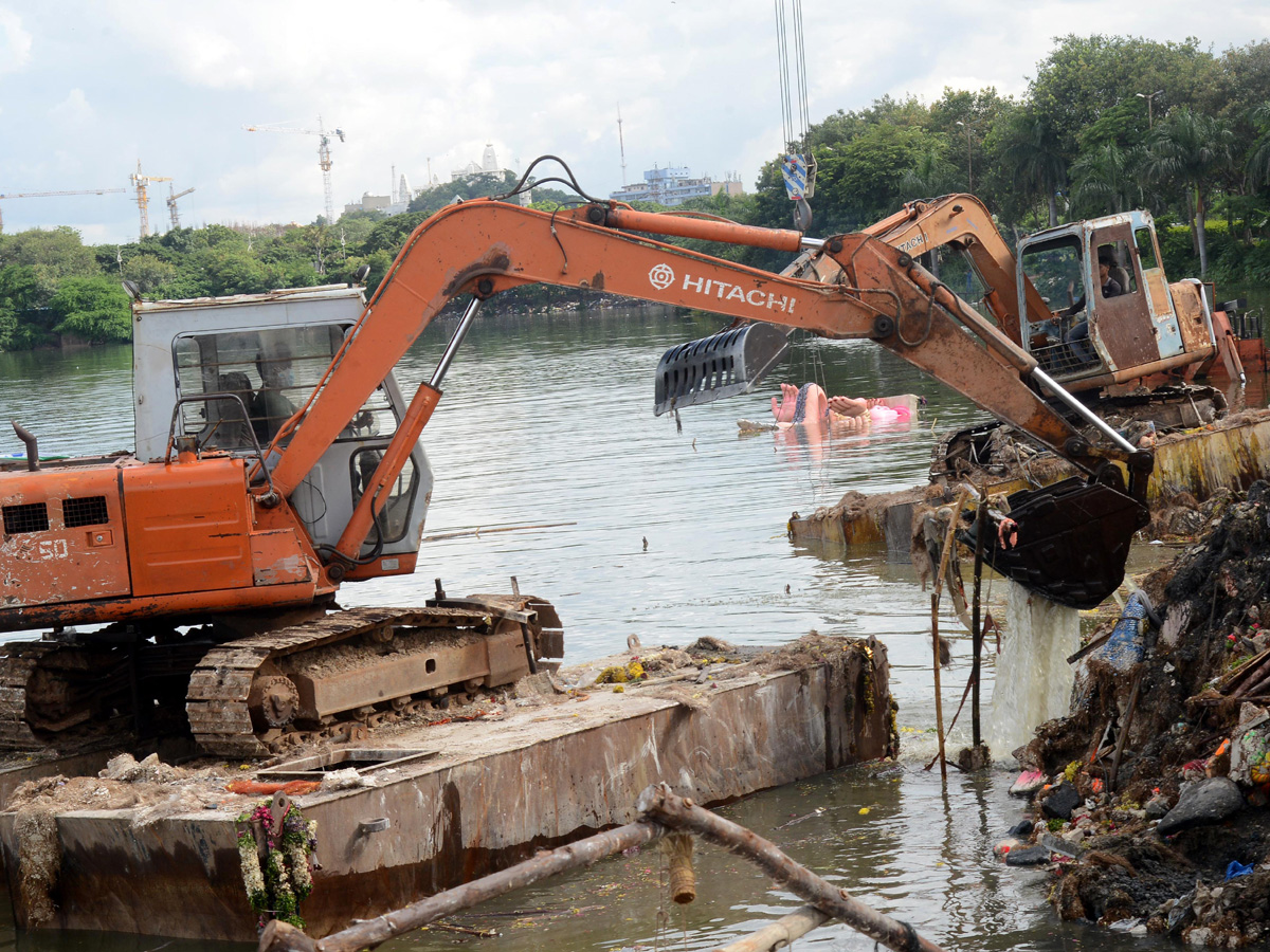 Cleaning Process Of Ganesh Idols In Hussain Sagar  - Sakshi20