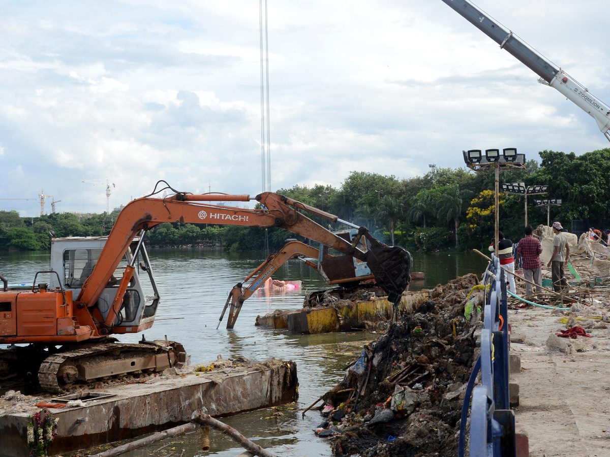 Cleaning Process Of Ganesh Idols In Hussain Sagar  - Sakshi21