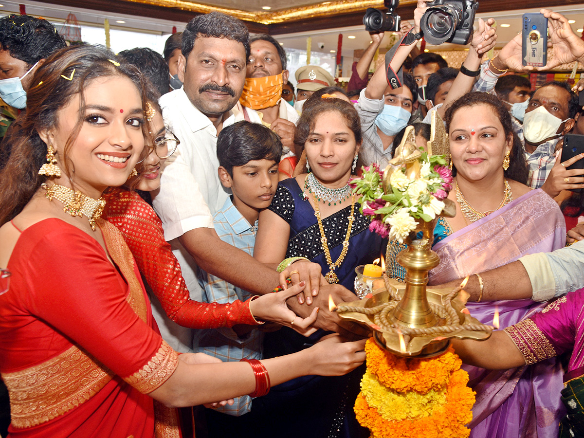 Keerthy Suresh Launches CMR Shopping Mall In Mancherial - Sakshi5