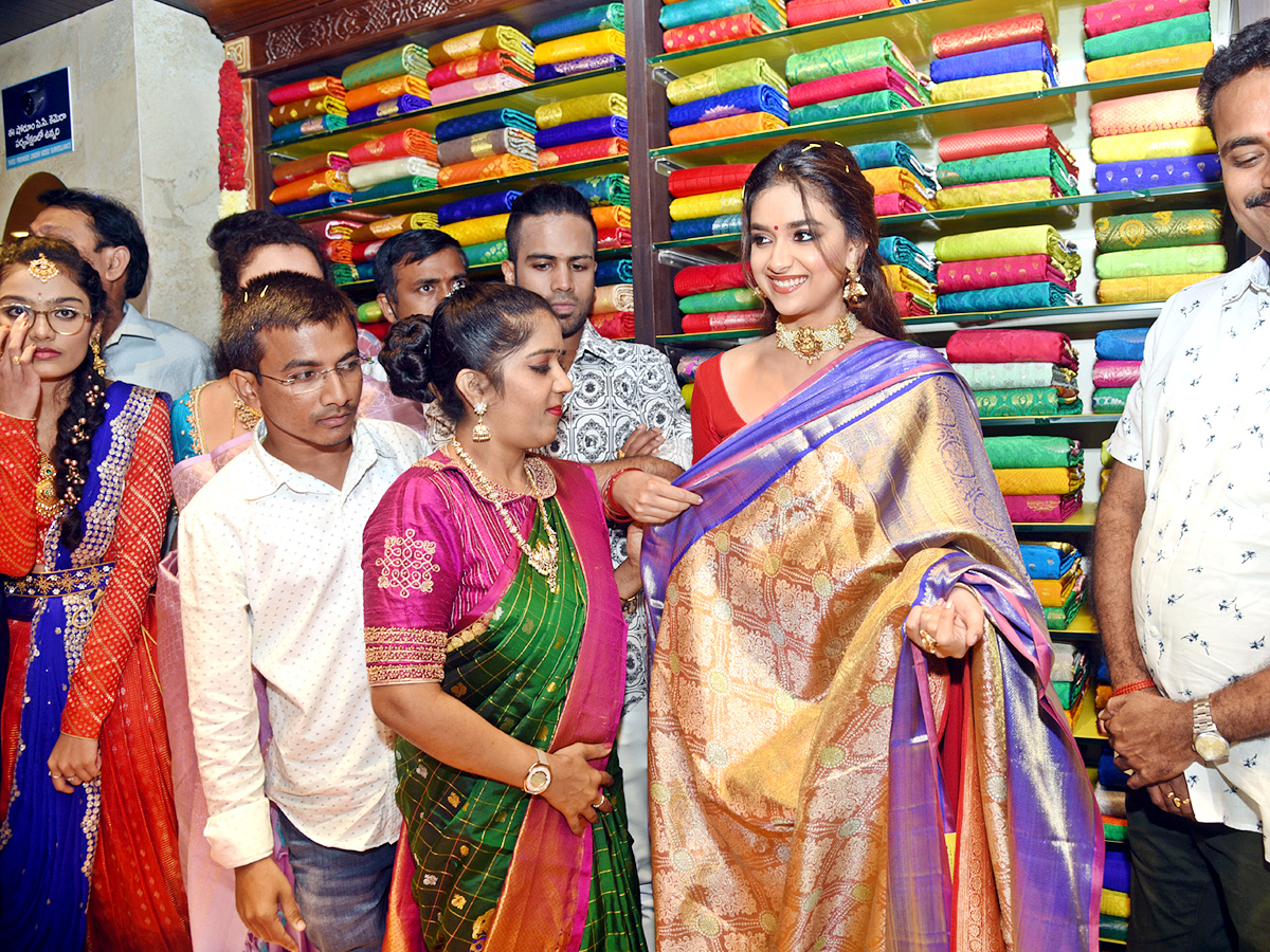 Keerthy Suresh Launches CMR Shopping Mall In Mancherial - Sakshi7