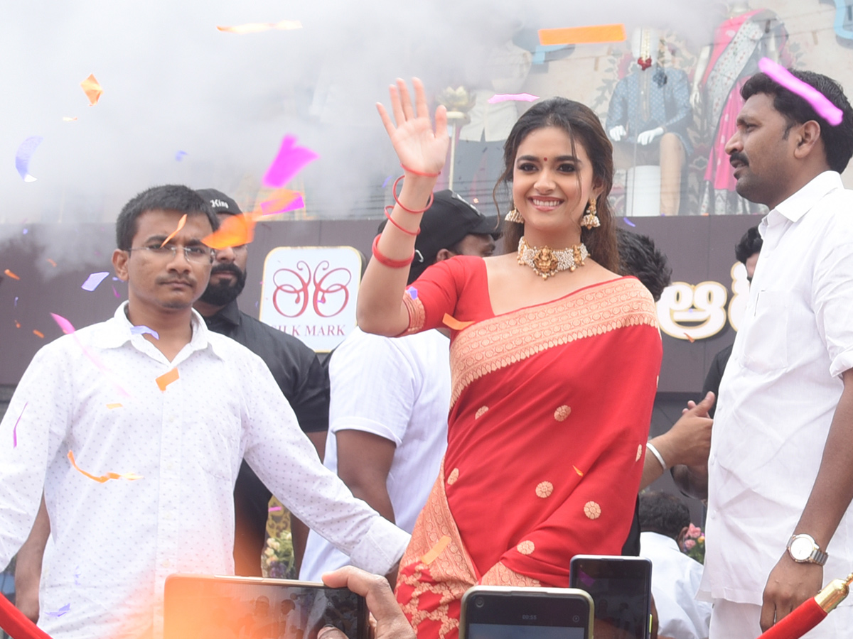 Keerthy Suresh Launches CMR Shopping Mall In Mancherial - Sakshi9