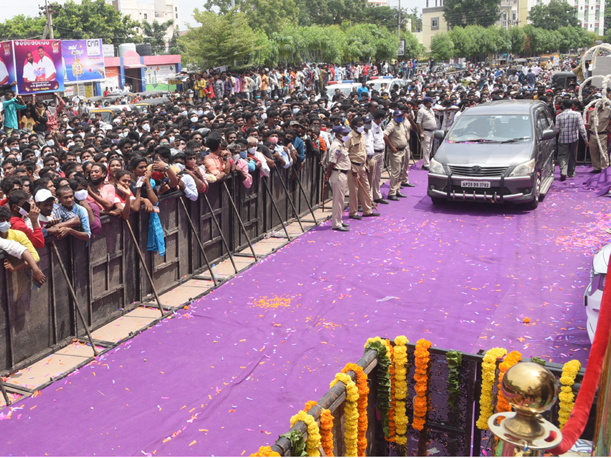 Keerthy Suresh Launches CMR Shopping Mall In Mancherial - Sakshi11