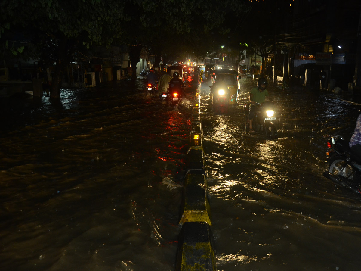 heavy rain in hyderabad - Sakshi6