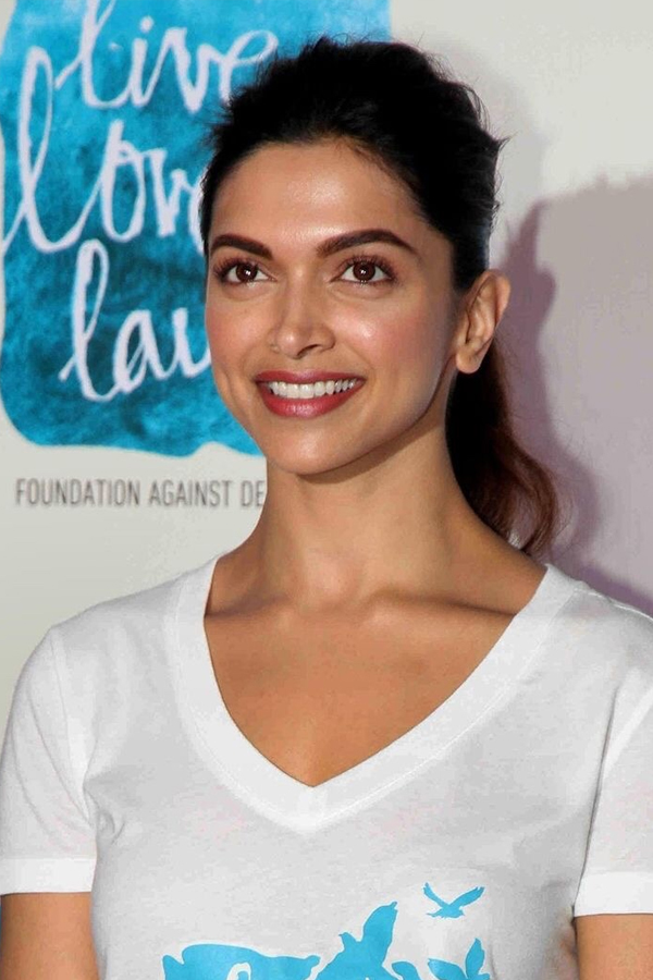 Bollywood Beauty Queen Deepika Padukone Photos - Sakshi12