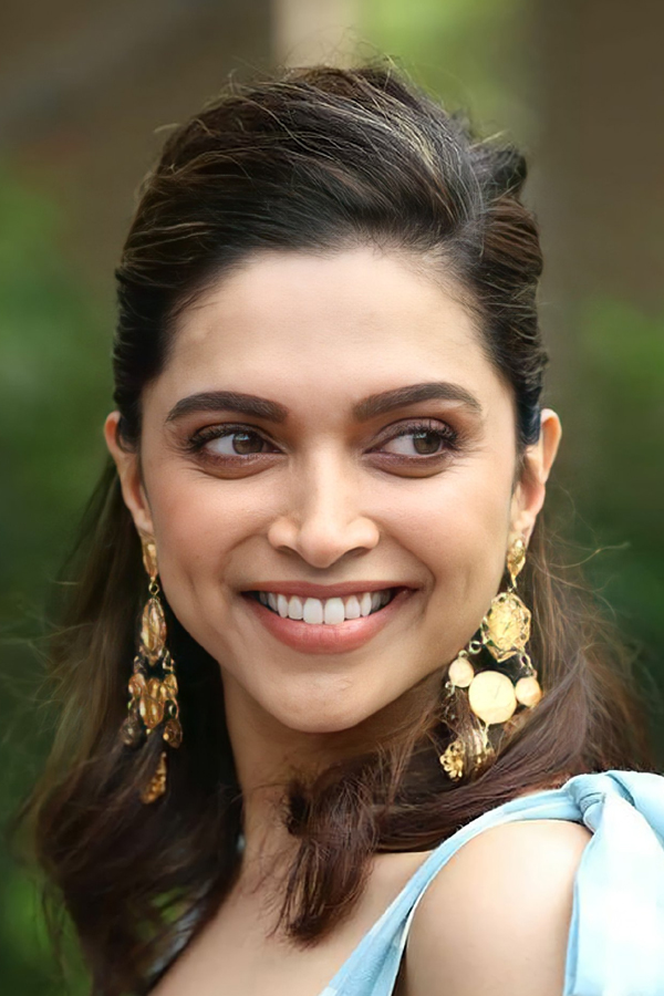 Bollywood Beauty Queen Deepika Padukone Photos - Sakshi13