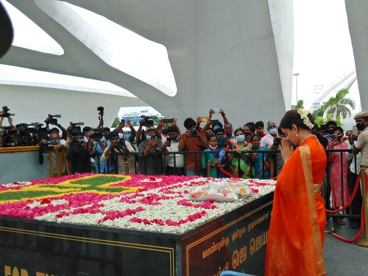 Kangana Ranaut pays tribute at former CM J Jayalalithaas memorial at Marina Beach Photo Gallery - Sakshi1