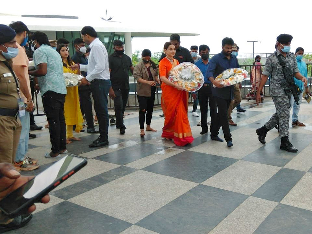 Kangana Ranaut pays tribute at former CM J Jayalalithaas memorial at Marina Beach Photo Gallery - Sakshi3